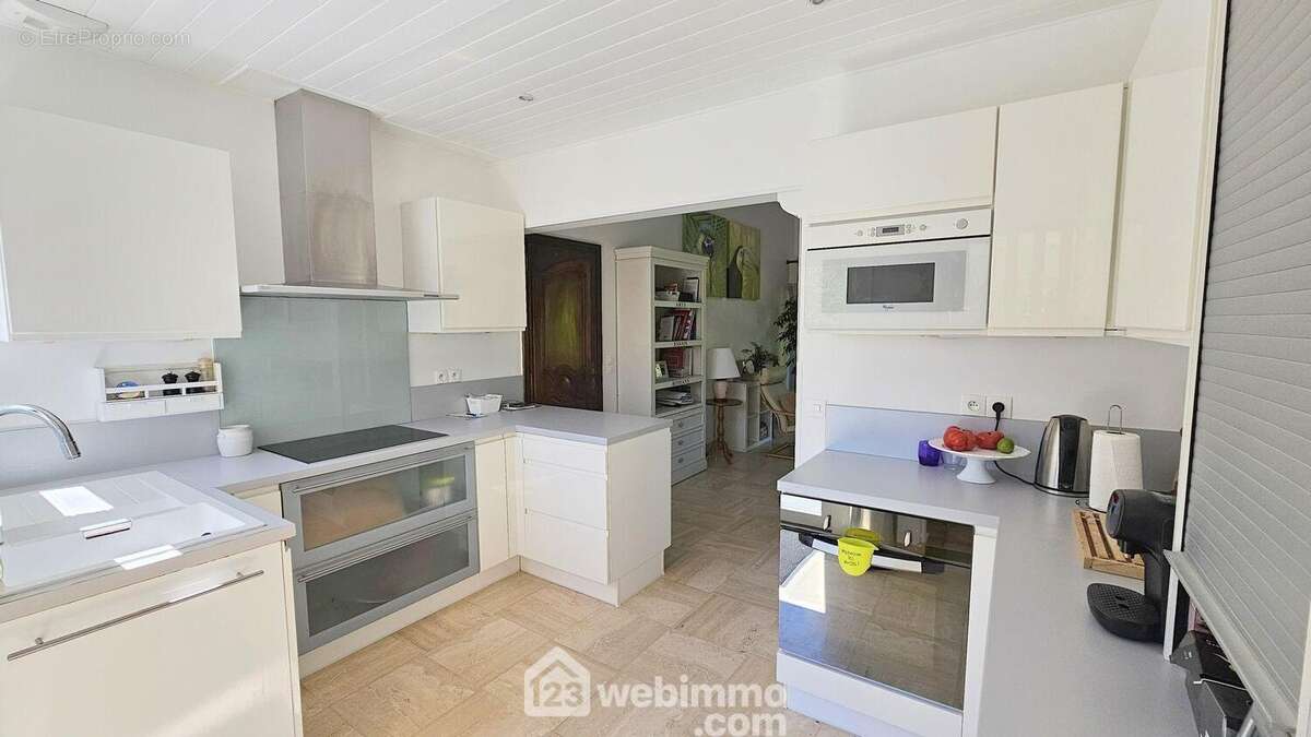 Une autre vue de la cuisine de 10 m² avec un accès direct sur l'arrière cuisine. - Maison à BARBIZON