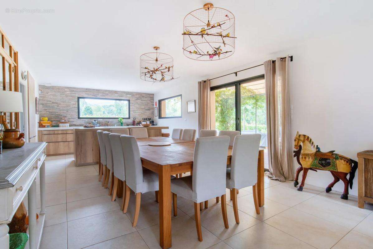 Maison à LA ROQUE-ESCLAPON