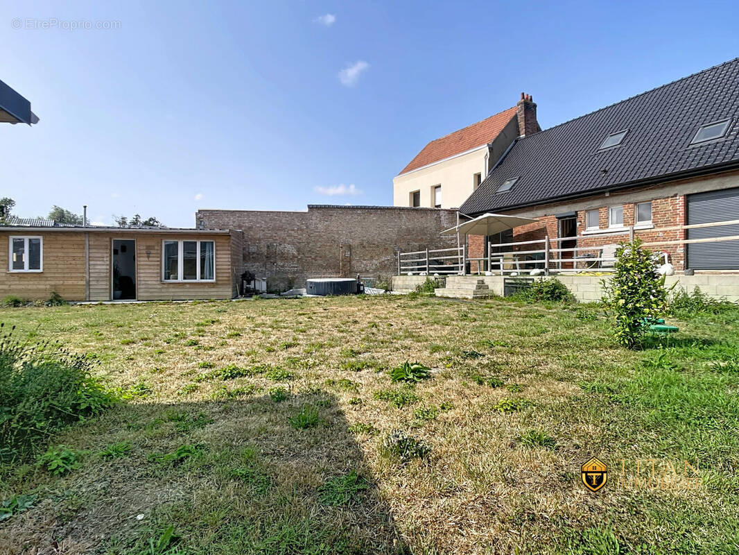 MAISON FAMILIALE SEMI PLAIN-PIED DE 166M², 4 CHAMBRES AVEC JARDIN SUD-OUEST ET GARAGE - AUDRUICQ 62370