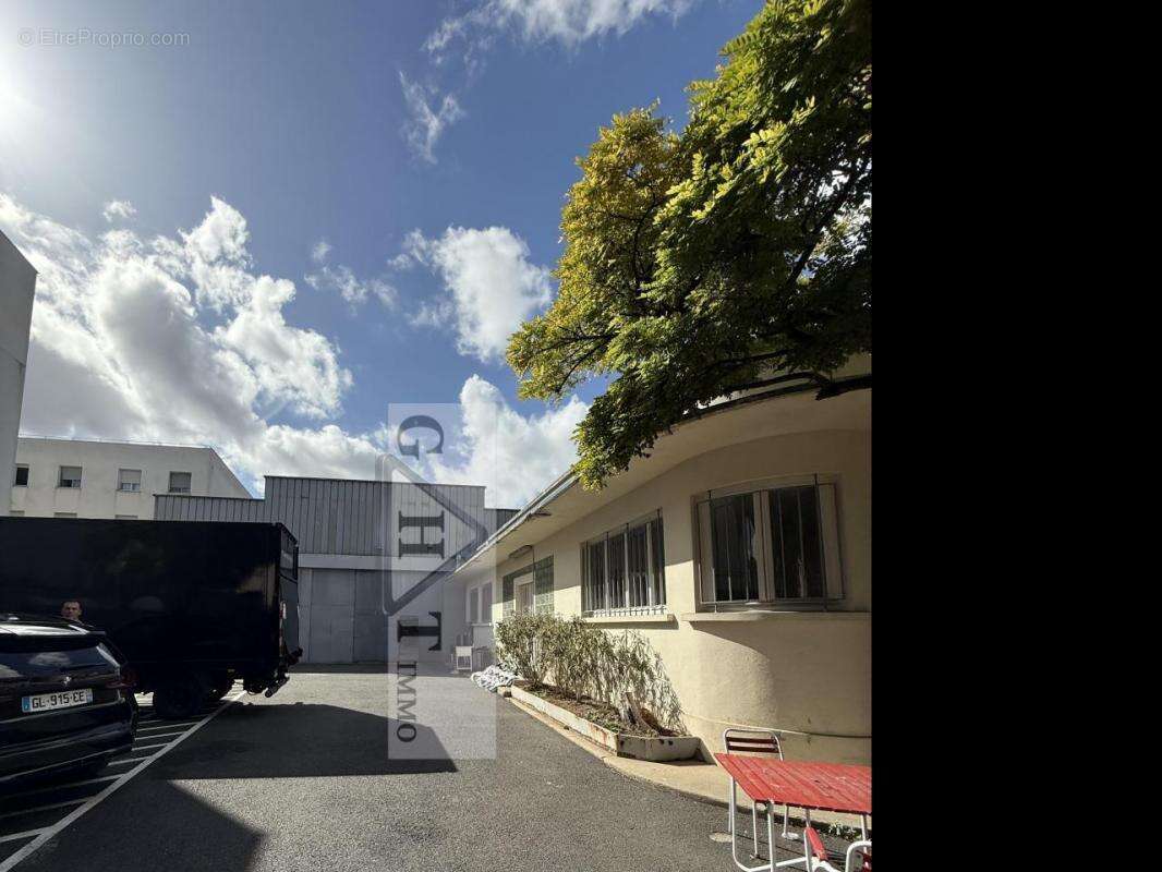 Local d'activités 800m2 a vendre SAINT DENIS - photo 4