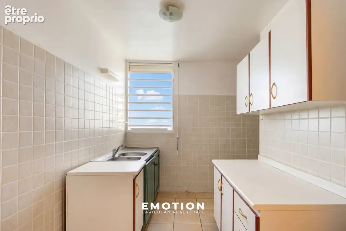 Appartement T2   53,48 m2, vue marina et mer + grand box fermé de 15 m2 + une cave de 4,5 m2 - Marina du Gosie - photo 6