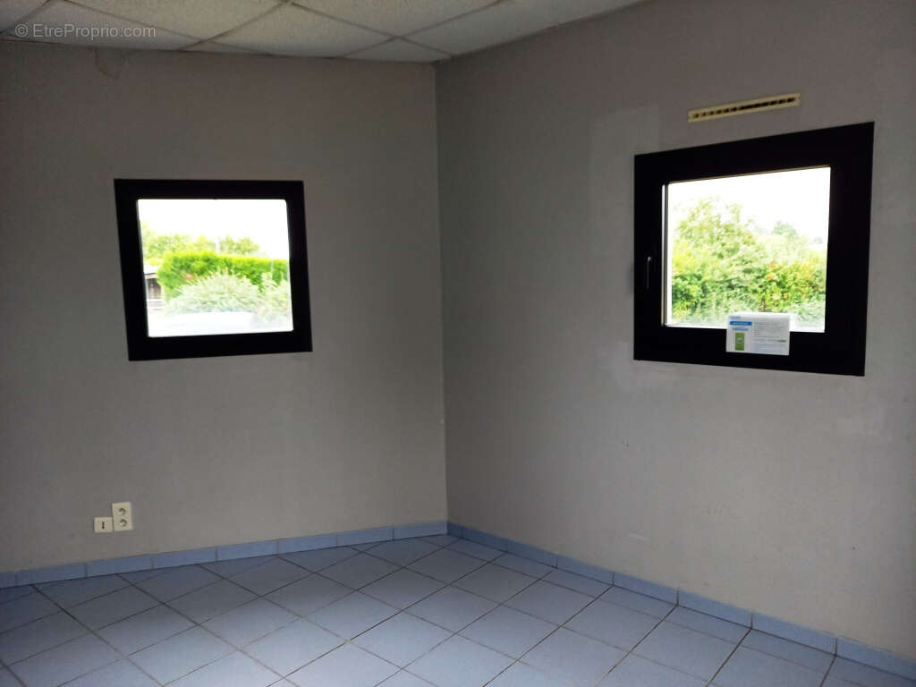 Commerce à MONTOURS