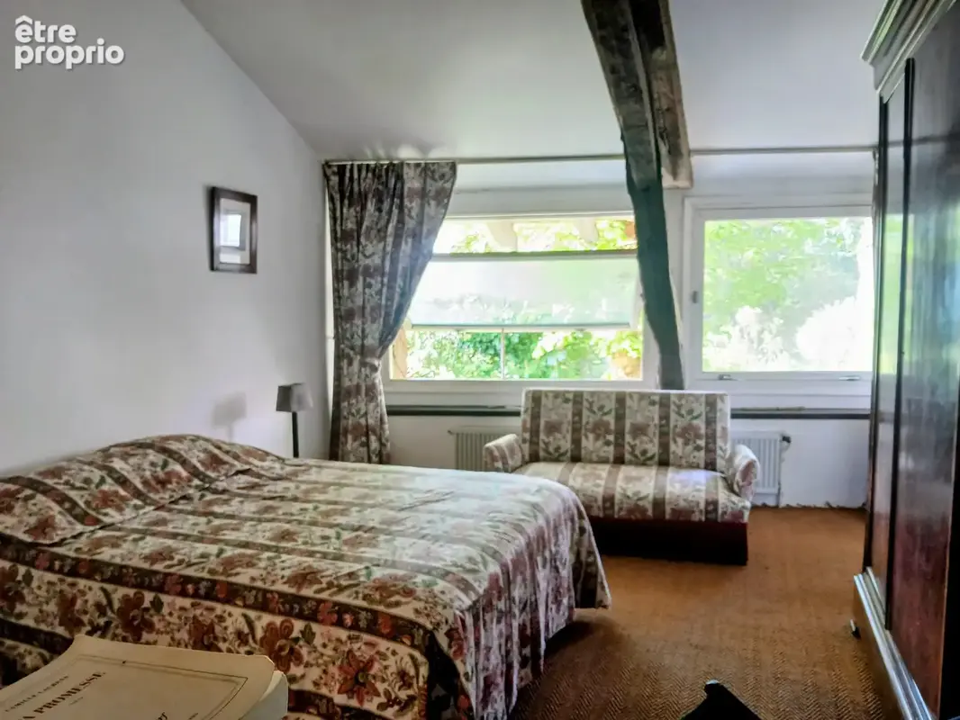 Belle propriété à rénover, comprenant un logement d'amis et offrant une vue sur un vallon boisé. - photo 7
