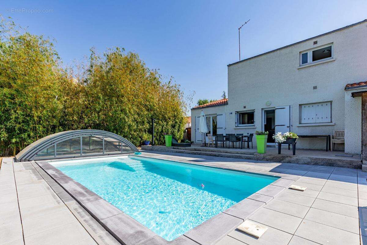Maison Cugand 5 P . 4 Chs . 121.69 M² . T 1276 M² . Piscine avec abri . Garages . Terrasse - photo 2