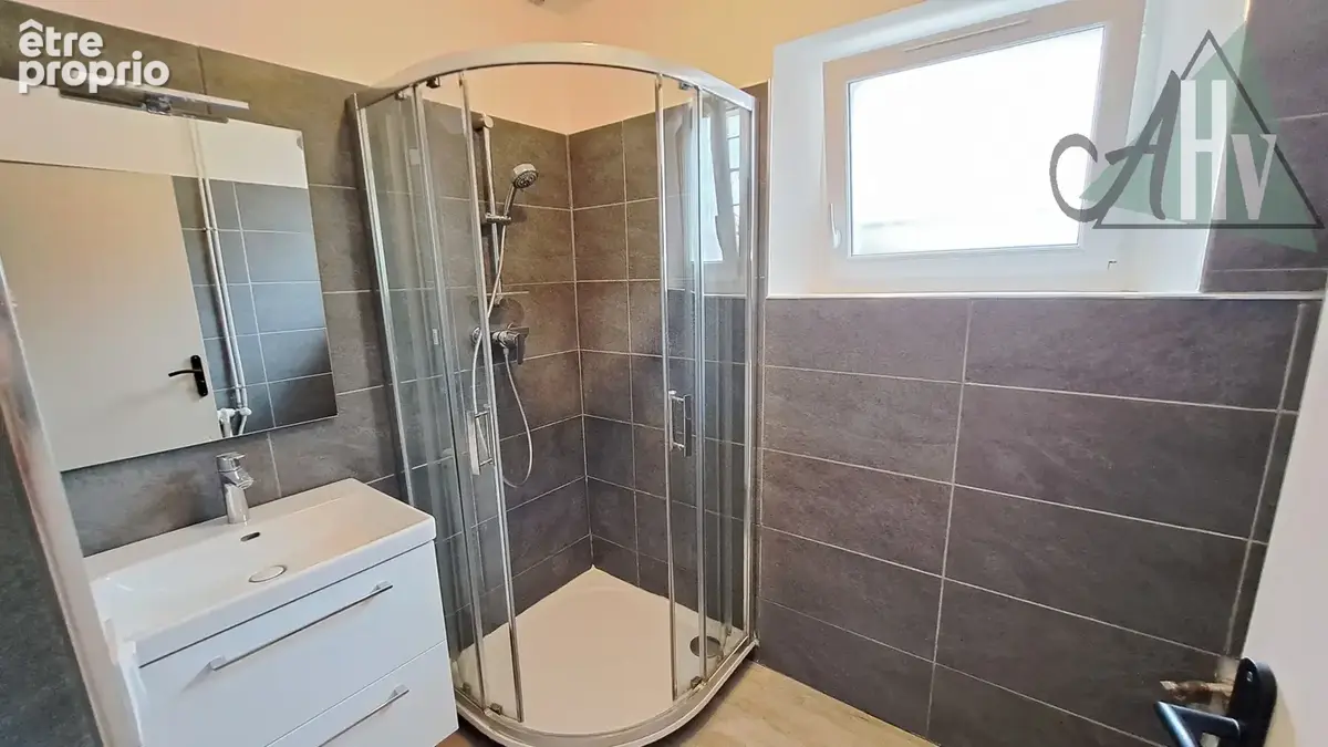 Proche SENS - Maison rénovée de 88 m2 avec 3 chambres, jardin et belle grange de 60 m2. - photo 10