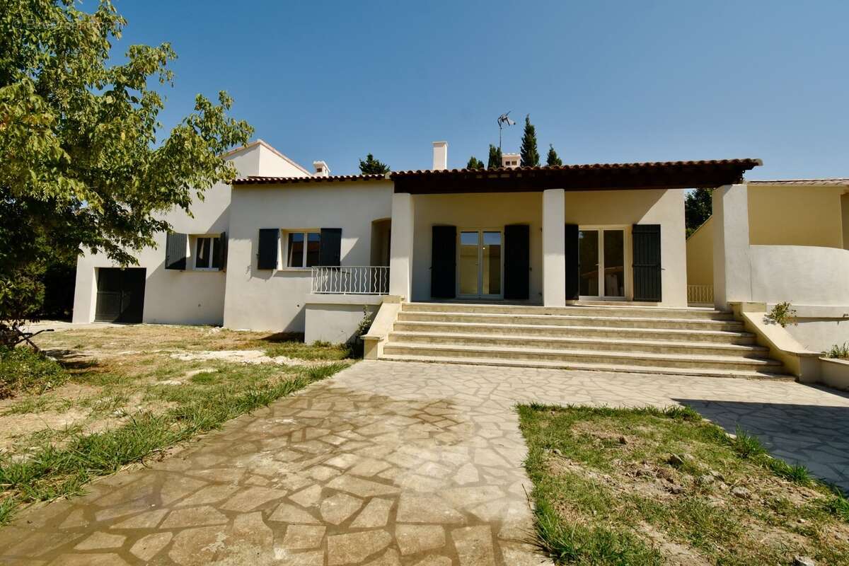 Maison à vendre 5 pièces FONTVIEILLE (13) - photo 3