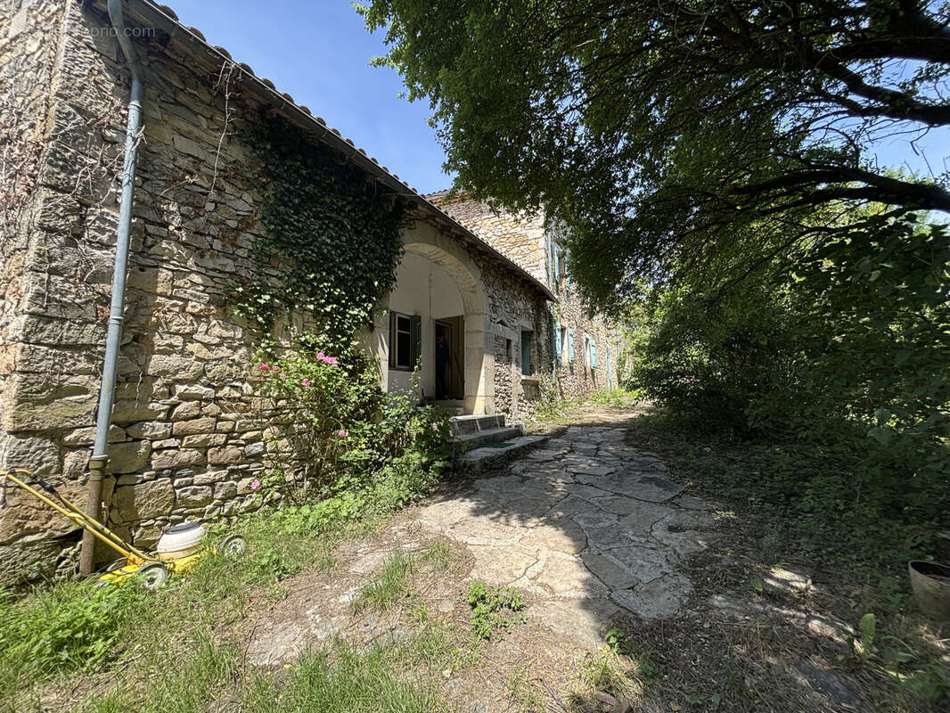 Grand Corps de Ferme à Soyans   550 m2 sur 19 ha - photo 2