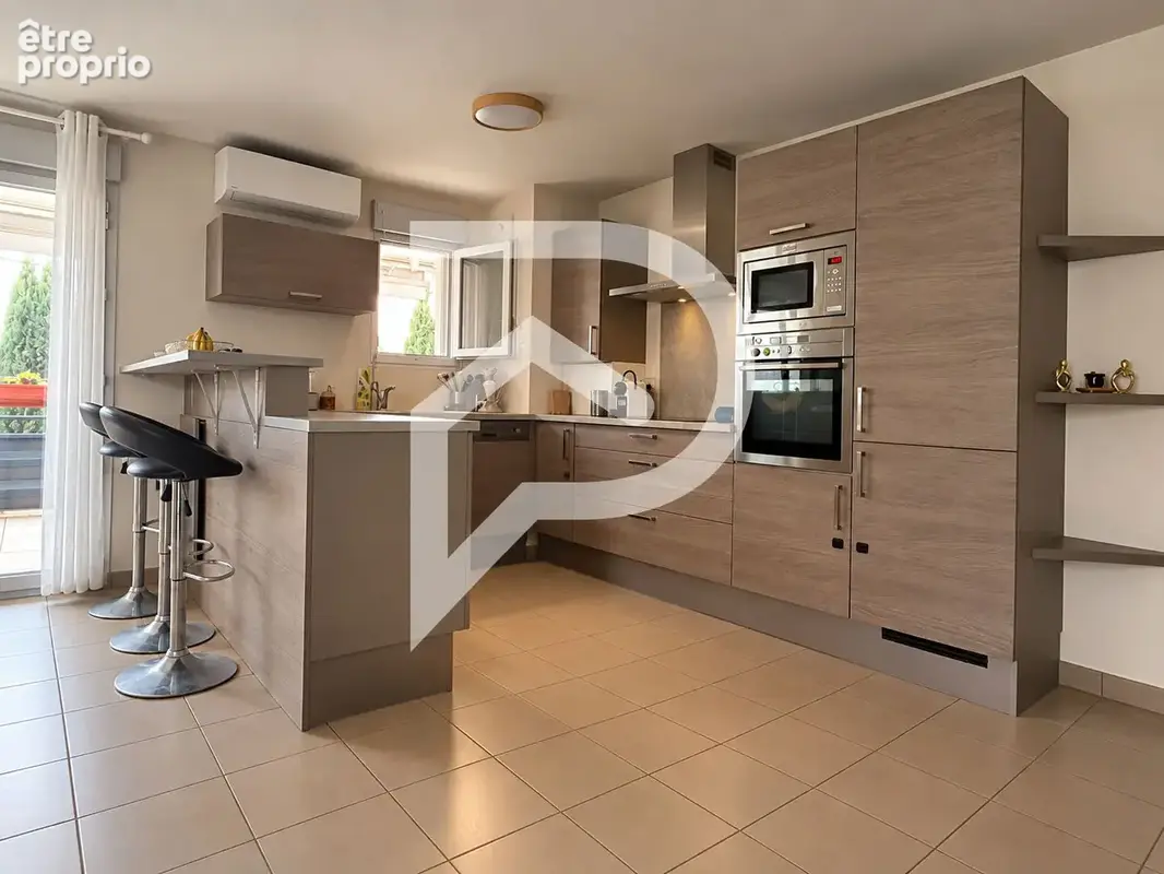 Meyzieu Gare - T4 de 78 M² - Terrasse, climatisation et double garage - photo 3