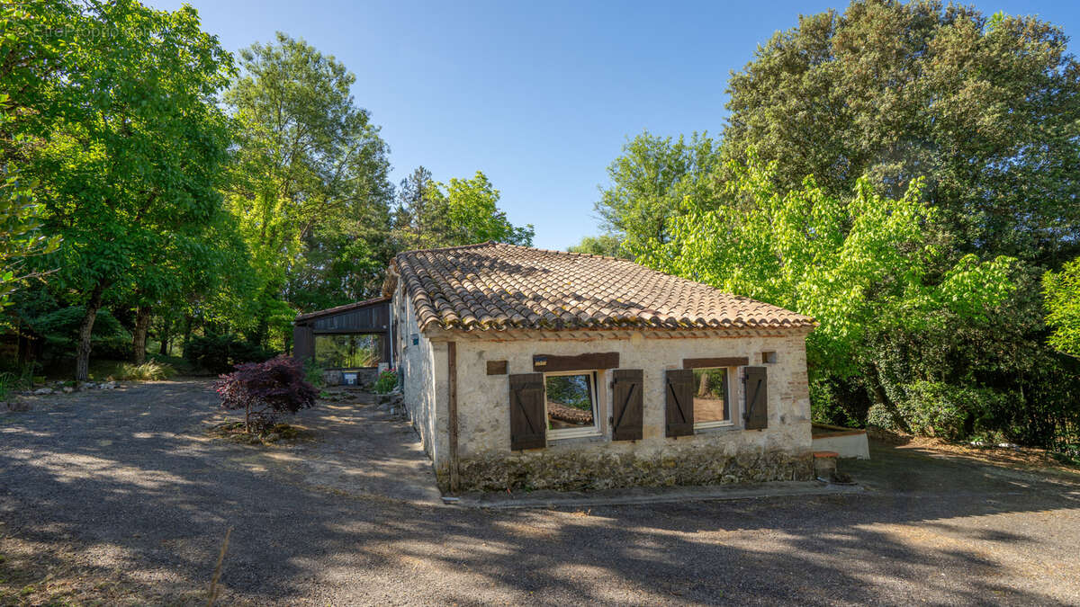 Maison en pierre de avec dépendances et gite - photo 2