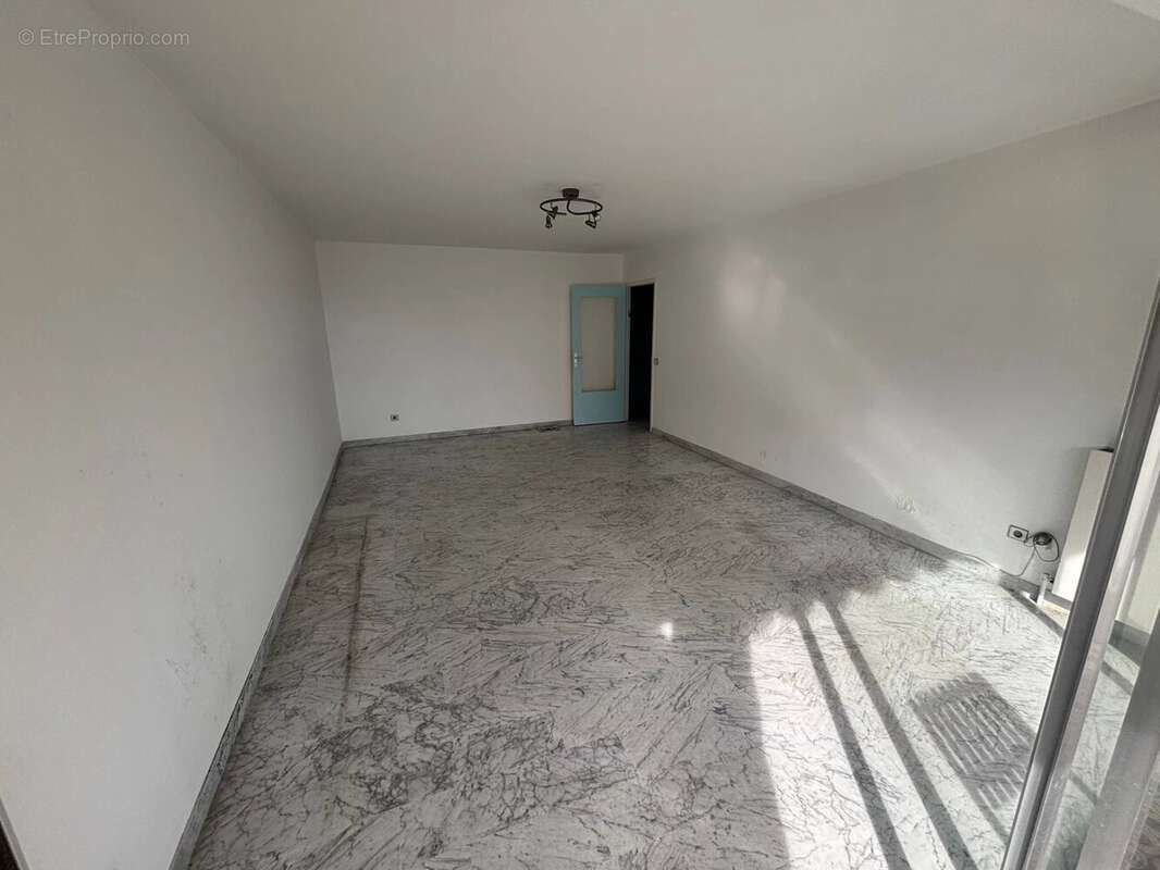 Appartement à SAINT-LAURENT-DU-VAR