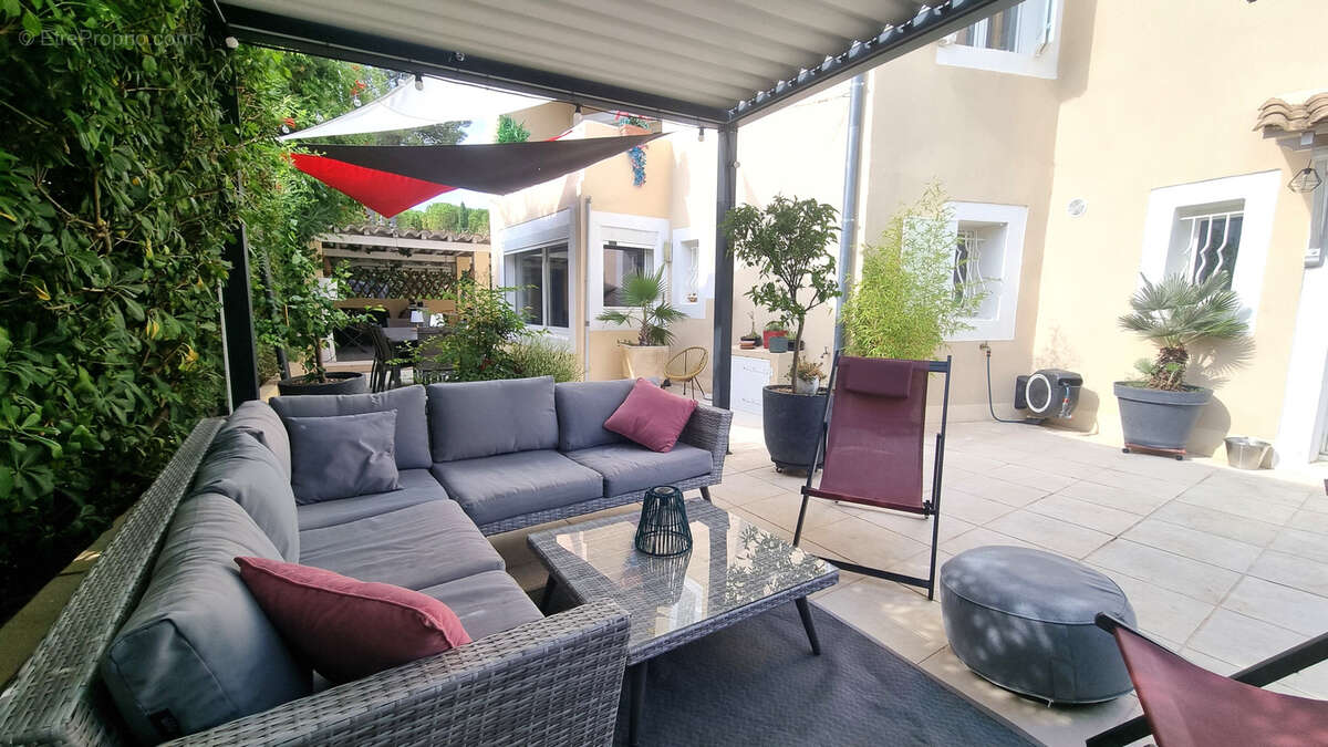 Maison à SAINT-CLEMENT-DE-RIVIERE