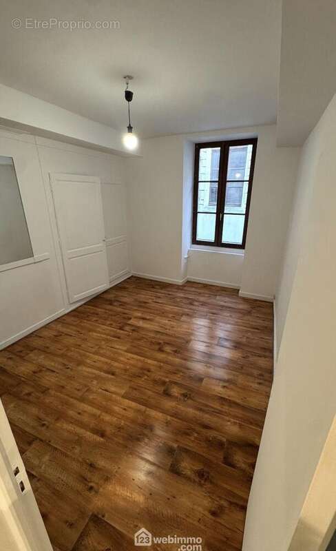 Voici la chambre de 13 m² avec placard - Appartement à LAON