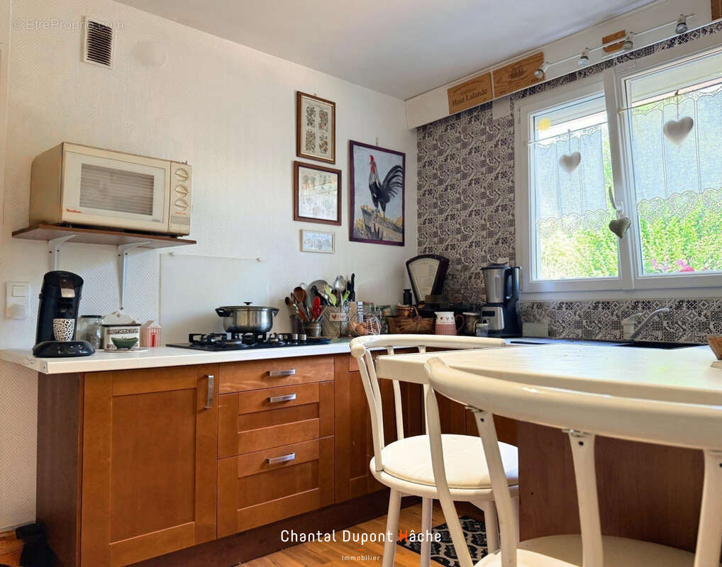 CHARTRES- Maison de ville de 141m2, terrasse, parking privé. - photo 14