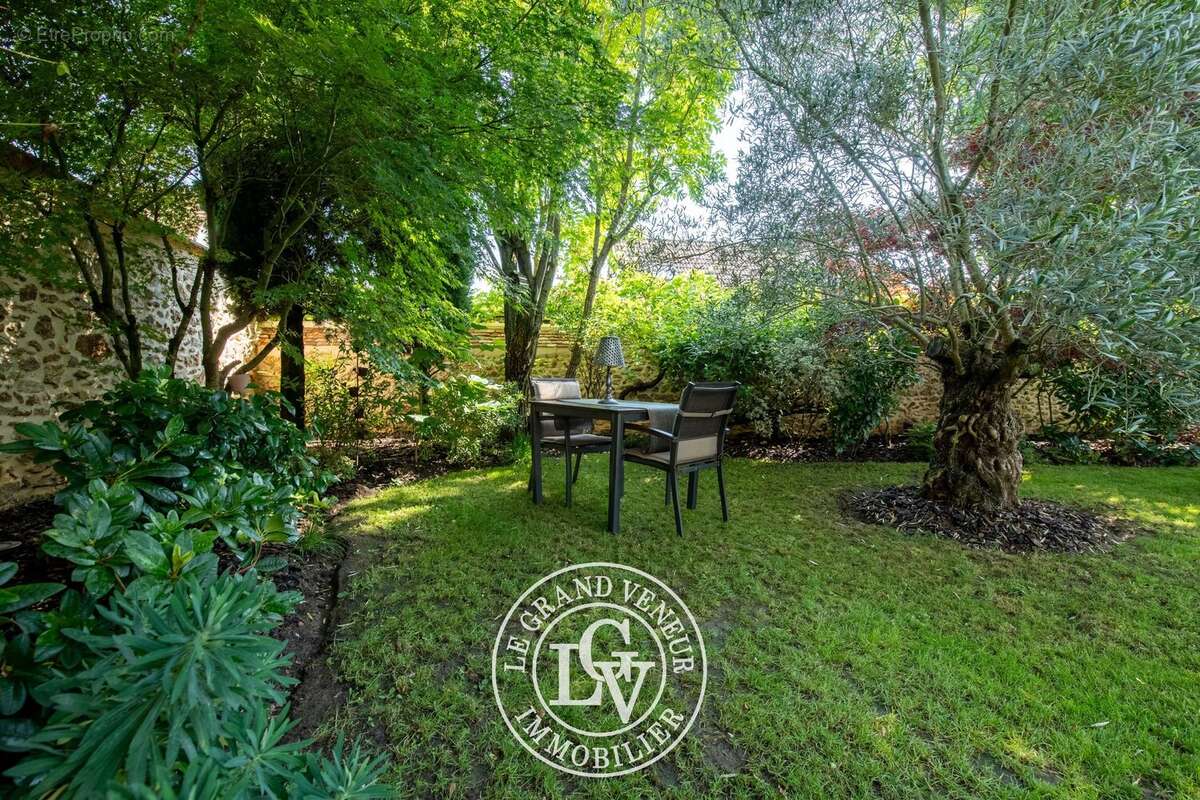 Proche barbizon - propriété traditionnelle et dépendance - 4 chambres - garage double - cave - piscine - jardin paysager - photo 11