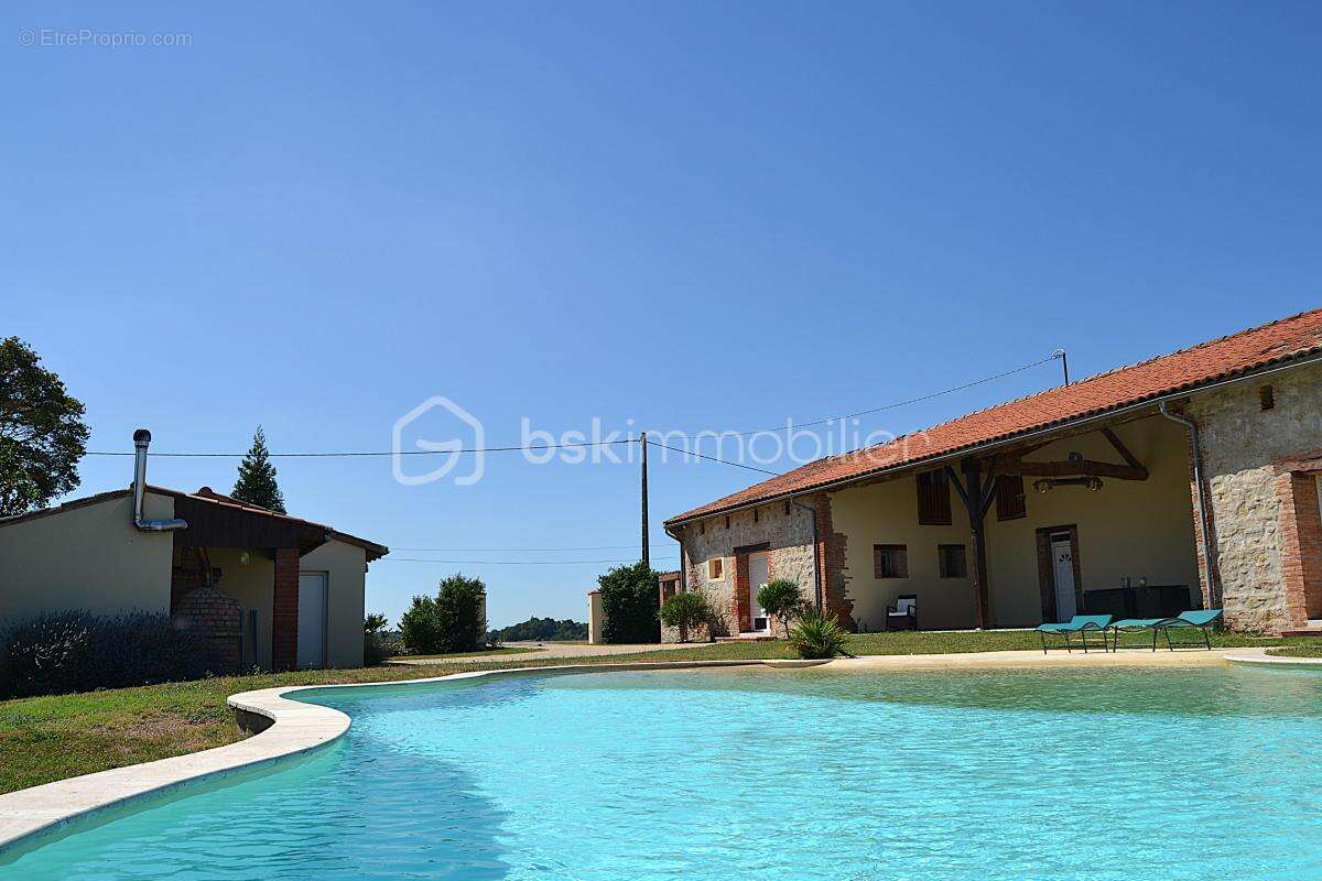 Longère de 275 m² avec dépendances et piscine - photo 17
