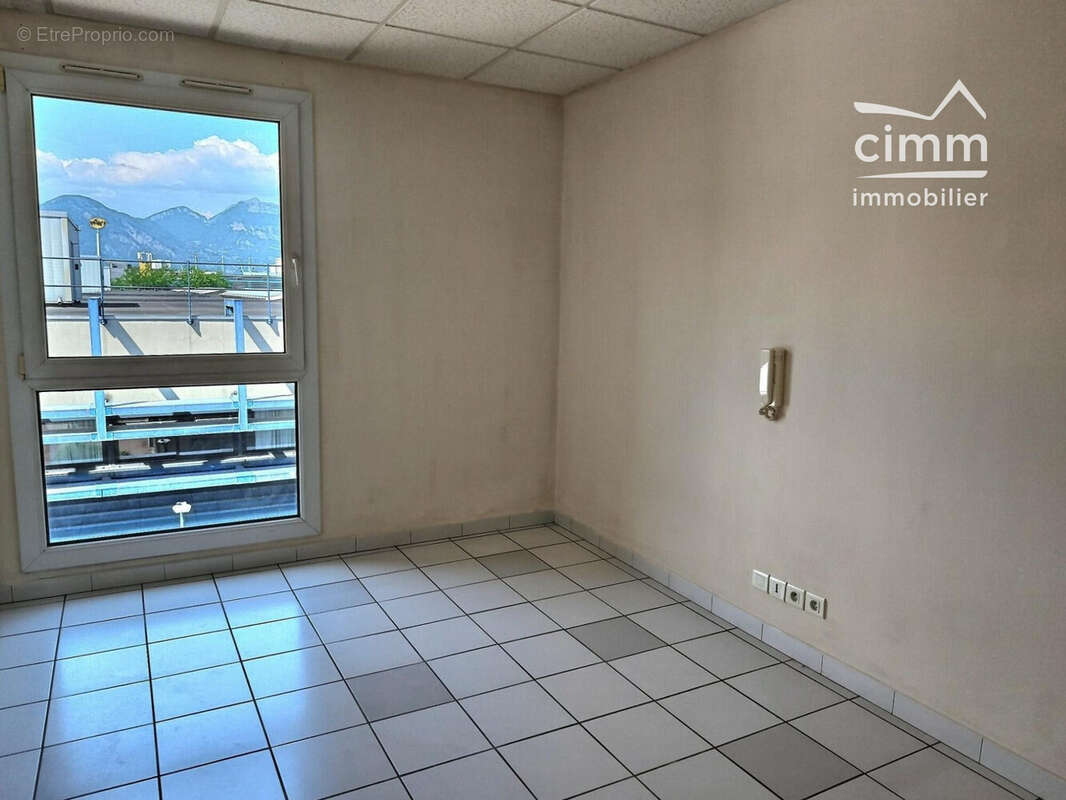 Commerce 59 m² à Echirolles  - photo 3