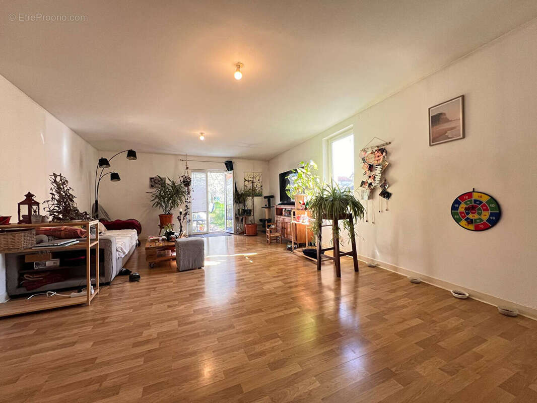 Appartement à MAIZIERES-LES-VIC