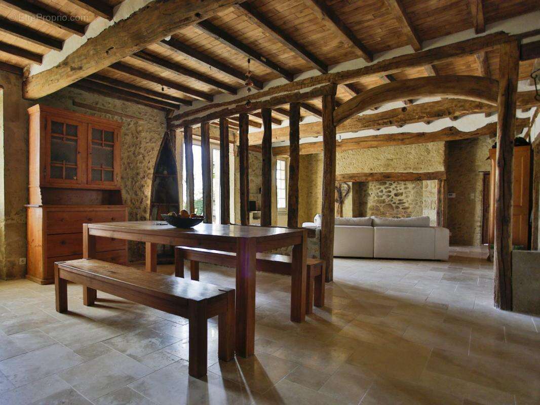 Maison à VIC-FEZENSAC