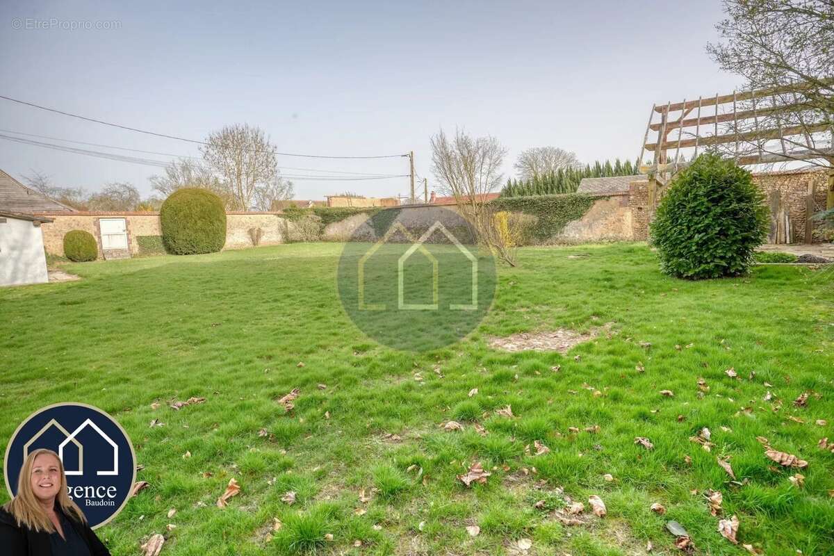 Terrain à MARVILLE-MOUTIERS-BRULE