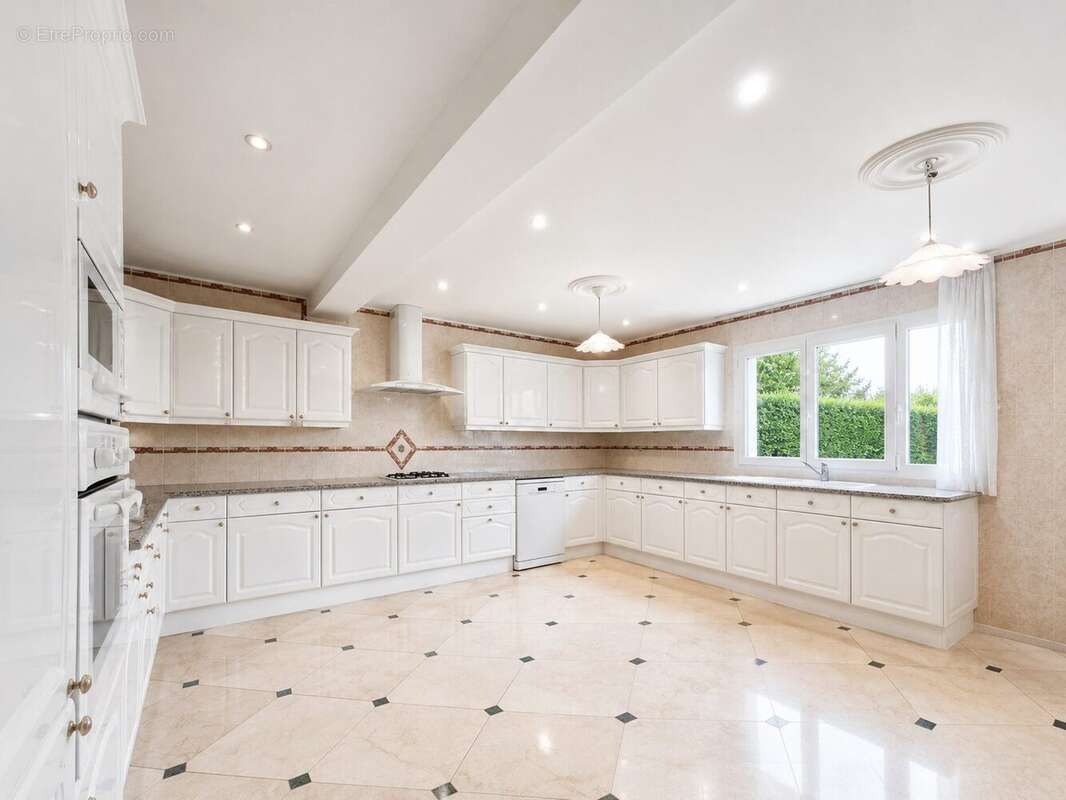 Grande cuisine dînatoire aménagée et équipée avec nombreux rangements et espace repas, parfaite pour les moments de convivialité au quotidien. - Maison à VAL-DE-REUIL