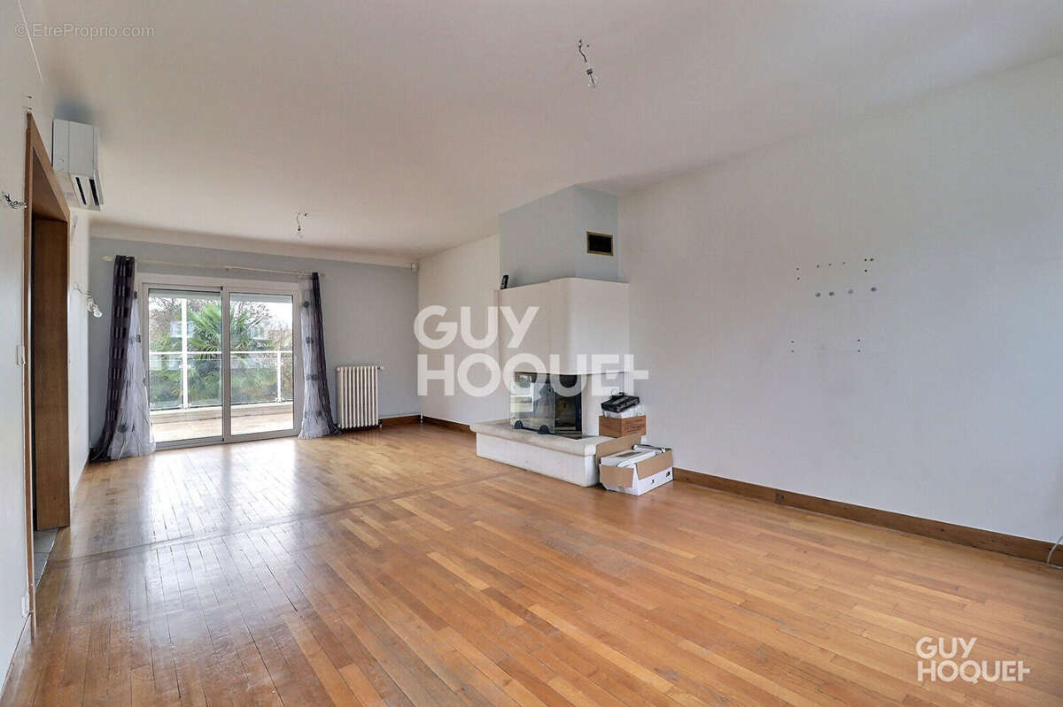 Maison à SAINTE-GENEVIEVE-DES-BOIS