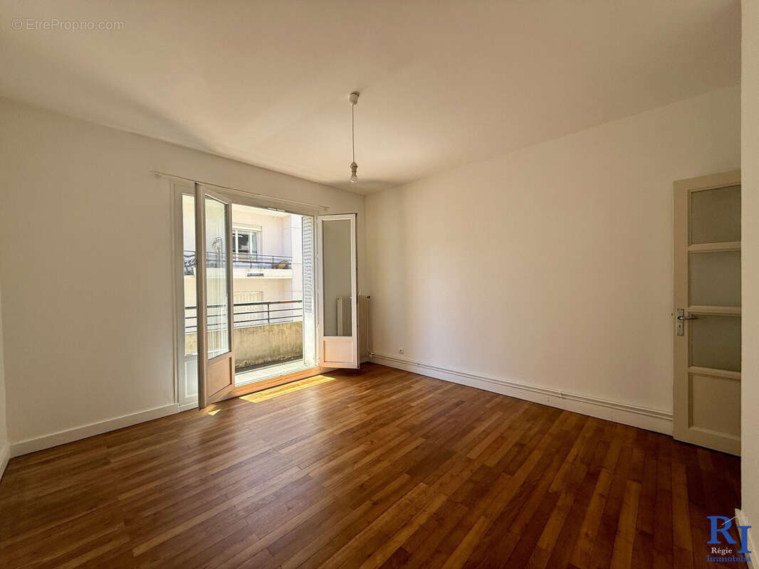 Chambre 1 avec rangements - Appartement à GRENOBLE