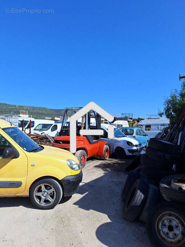 Commerce à VIC-LA-GARDIOLE