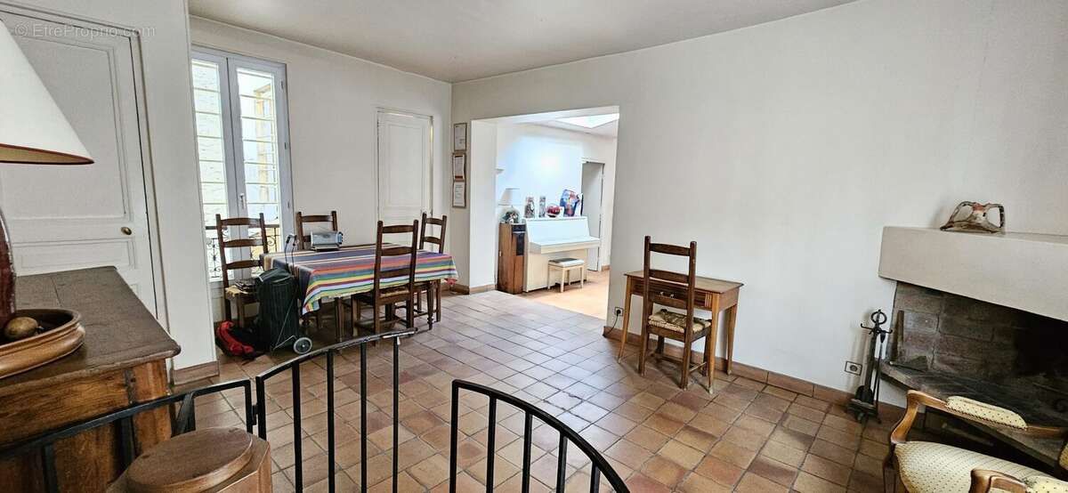Salle à manger - Appartement à PARIS-18E