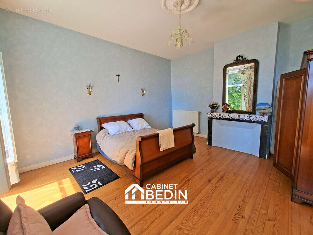 Maison 275 m² à Fargues-Saint-Hilaire  - photo 3