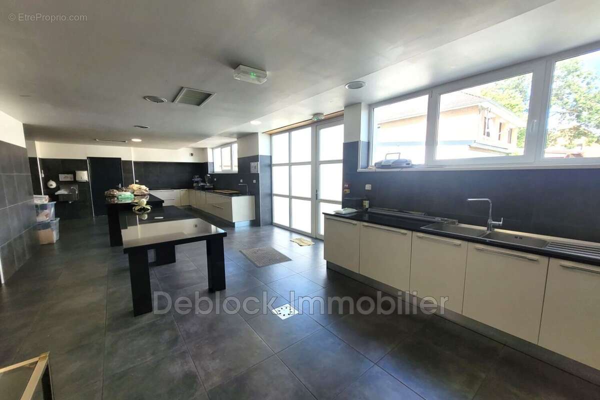 Commerce à TETEGHEM