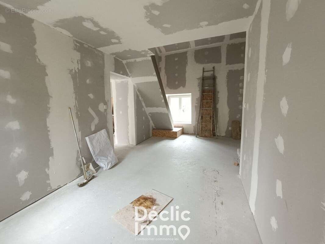 Maison en pierre 83 m² ECHALLAT 16170 - photo 5