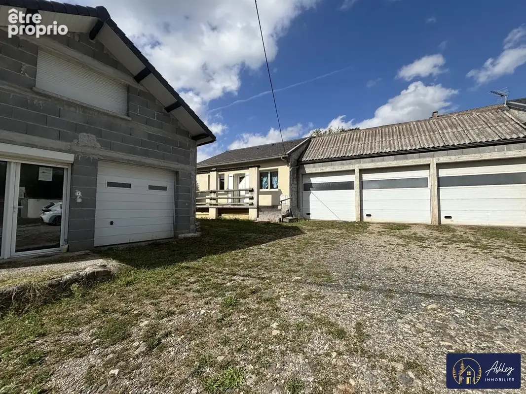 Ensemble immobilier CONDAT (Cantal) - Maison à CONDAT