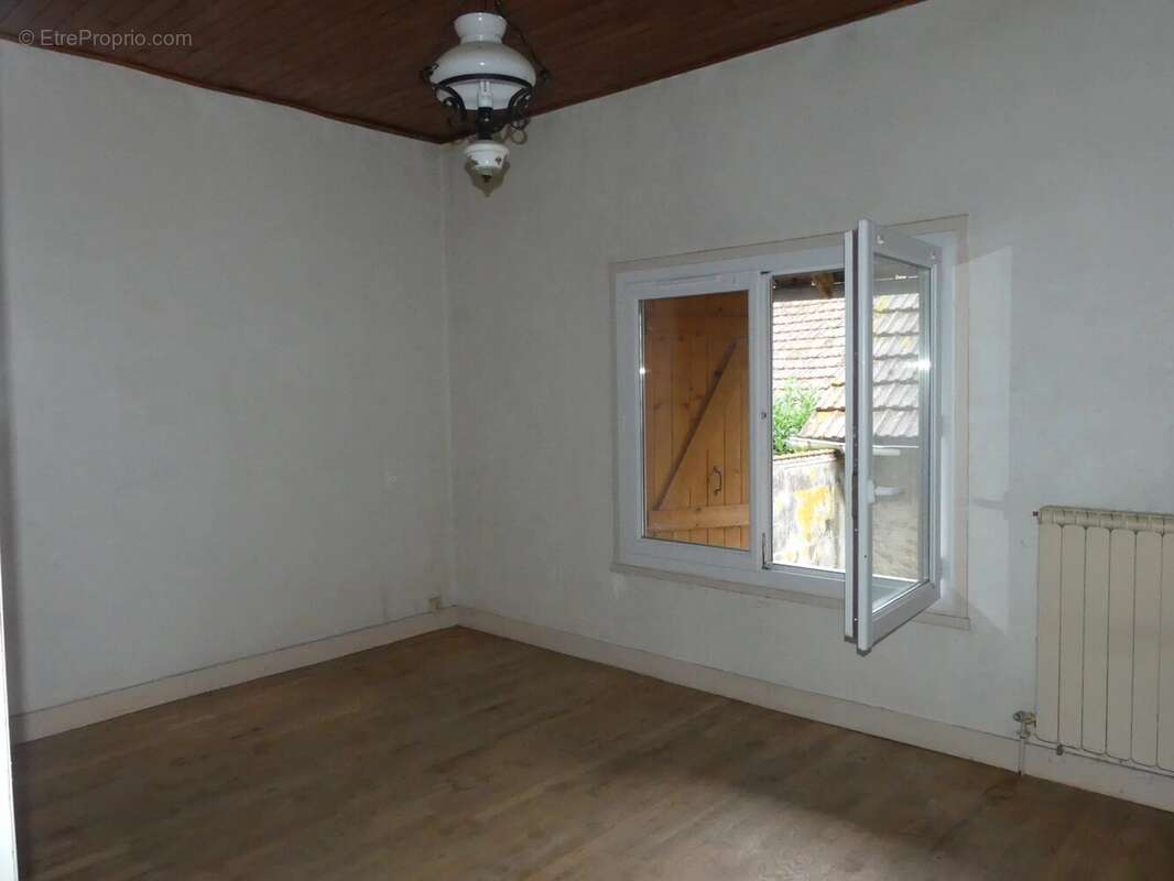 Appartement à SAINT-SYMPHORIEN-DE-MARMAGNE