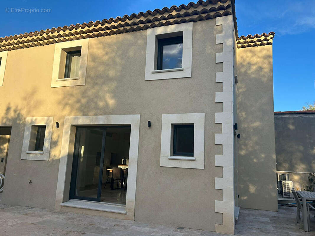 Maison à FONTVIEILLE