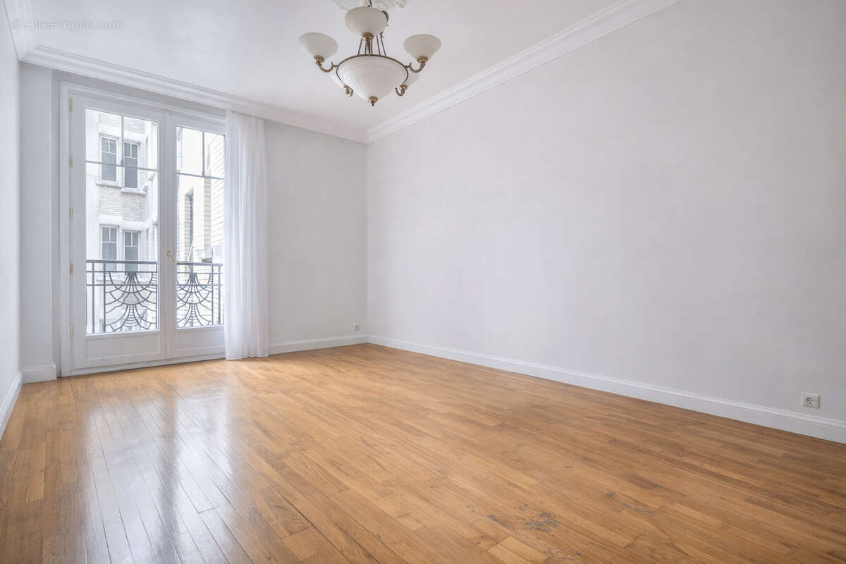 Appartement à PARIS-16E