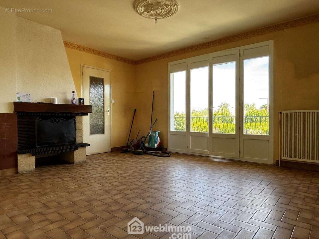 Avec cheminée à foyer ouvert,