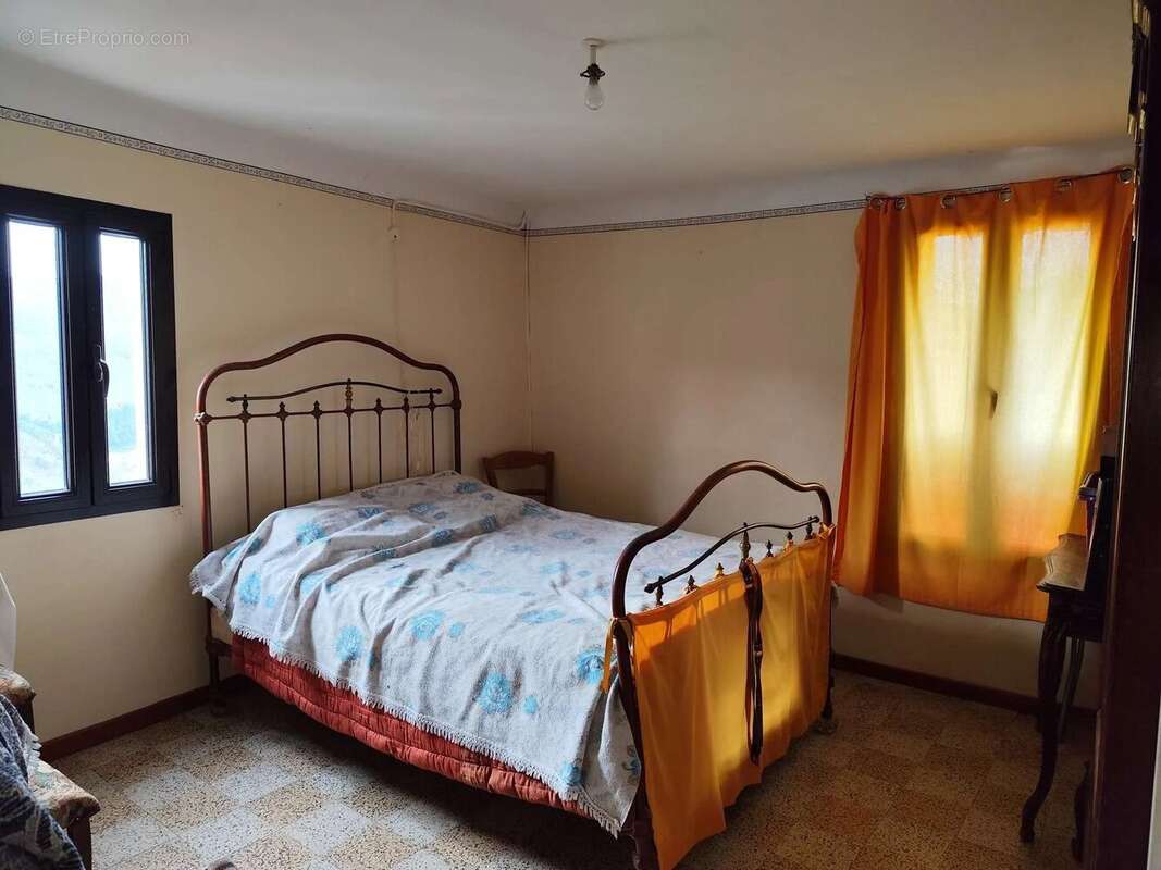 Appartement à CASTELLET-LES-SAUSSES