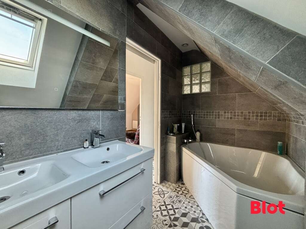 Maison 145 m² à Pont-Pean  - photo 7