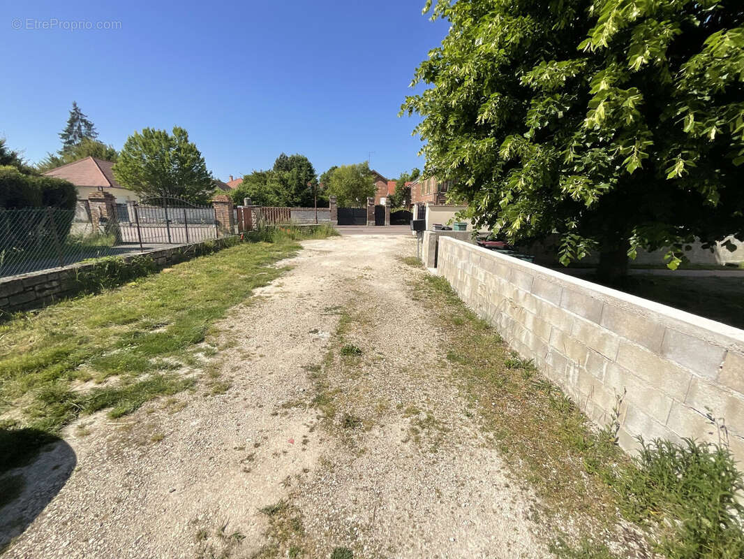Terrain 700 m² à La Chapelle-Saint-Luc  - photo 6
