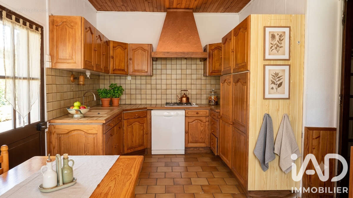 Maison 99 m² à Saint-Meme-Les-Carrieres  - photo 4