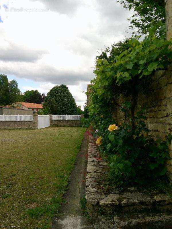 Maison à CHEF-BOUTONNE
