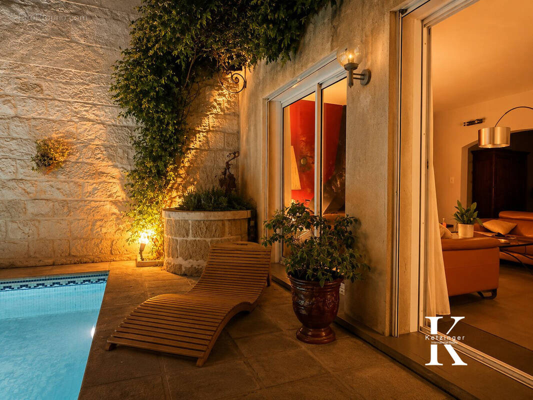 Soirée chaleureuse en terrasse méditerranéenne - Maison à AIGUES-MORTES