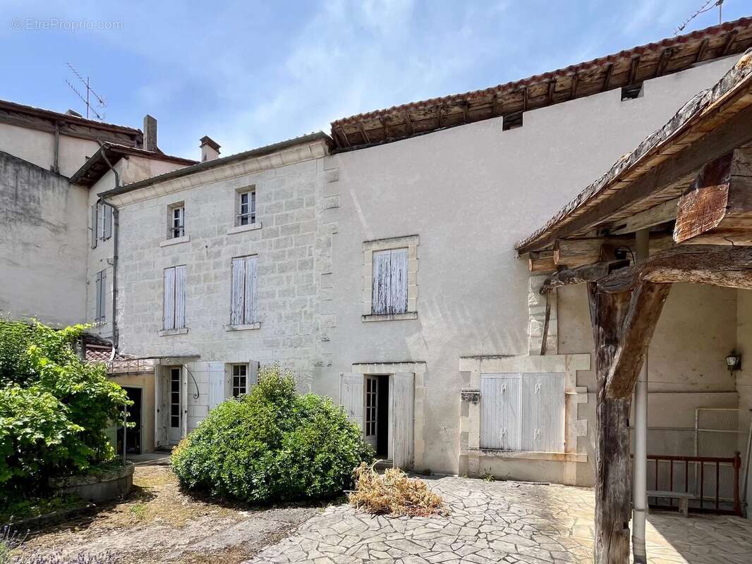 Maison à AUBETERRE-SUR-DRONNE