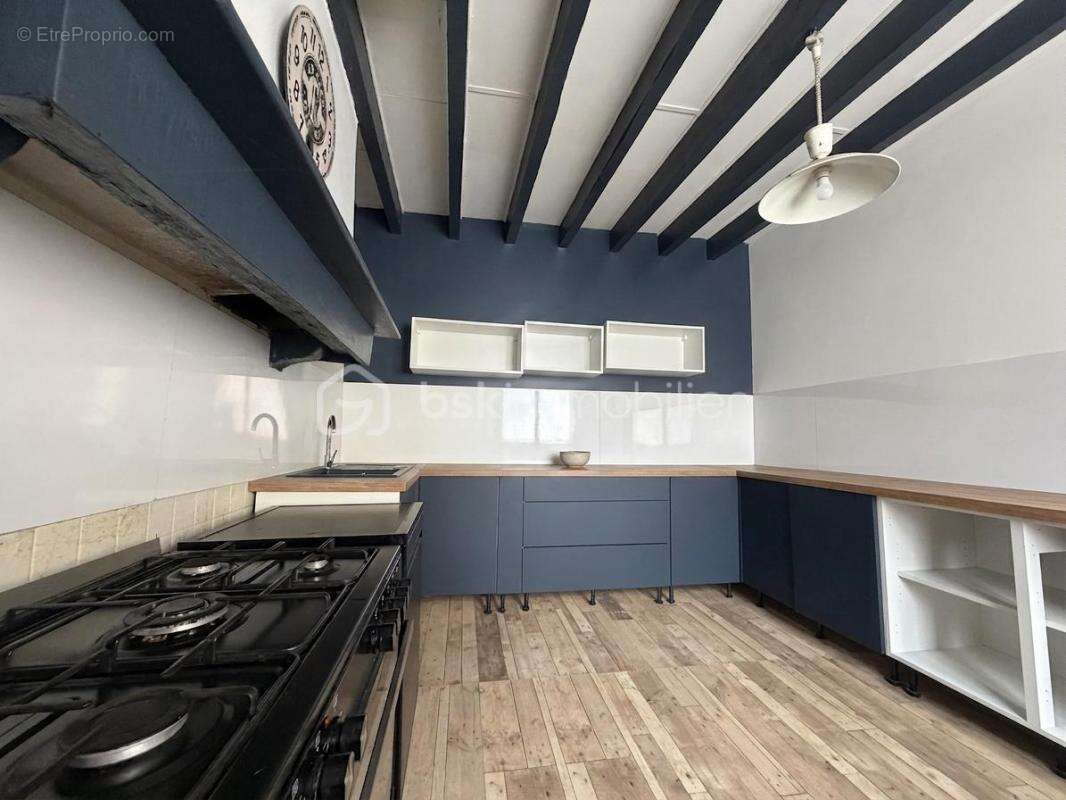 Maison atypique au calme avec terrasse, jardin et beau potentiel d’aménagement - photo 2