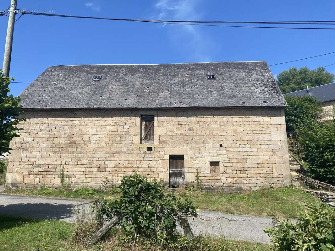 Terrain à PEROLS-SUR-VEZERE