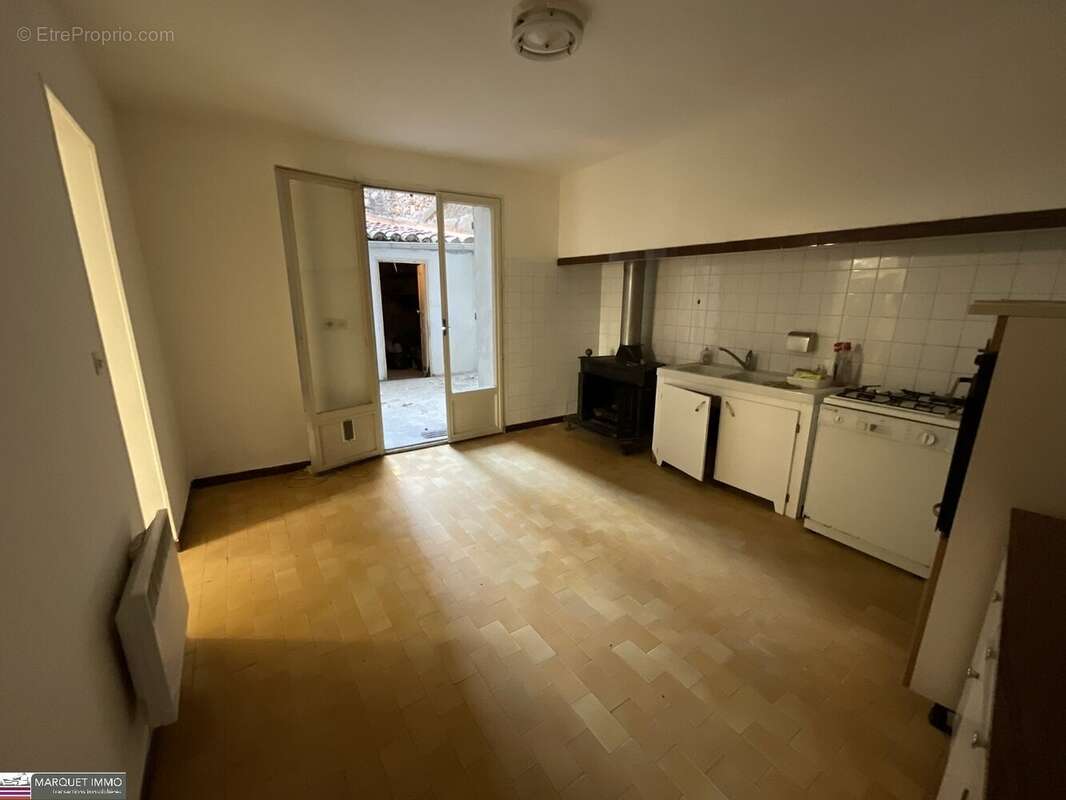Beau potentiel pour cette maison de village T3 offrant 90 m² avec cour, garage, à rénover selon toutes vos envies ! - photo 8