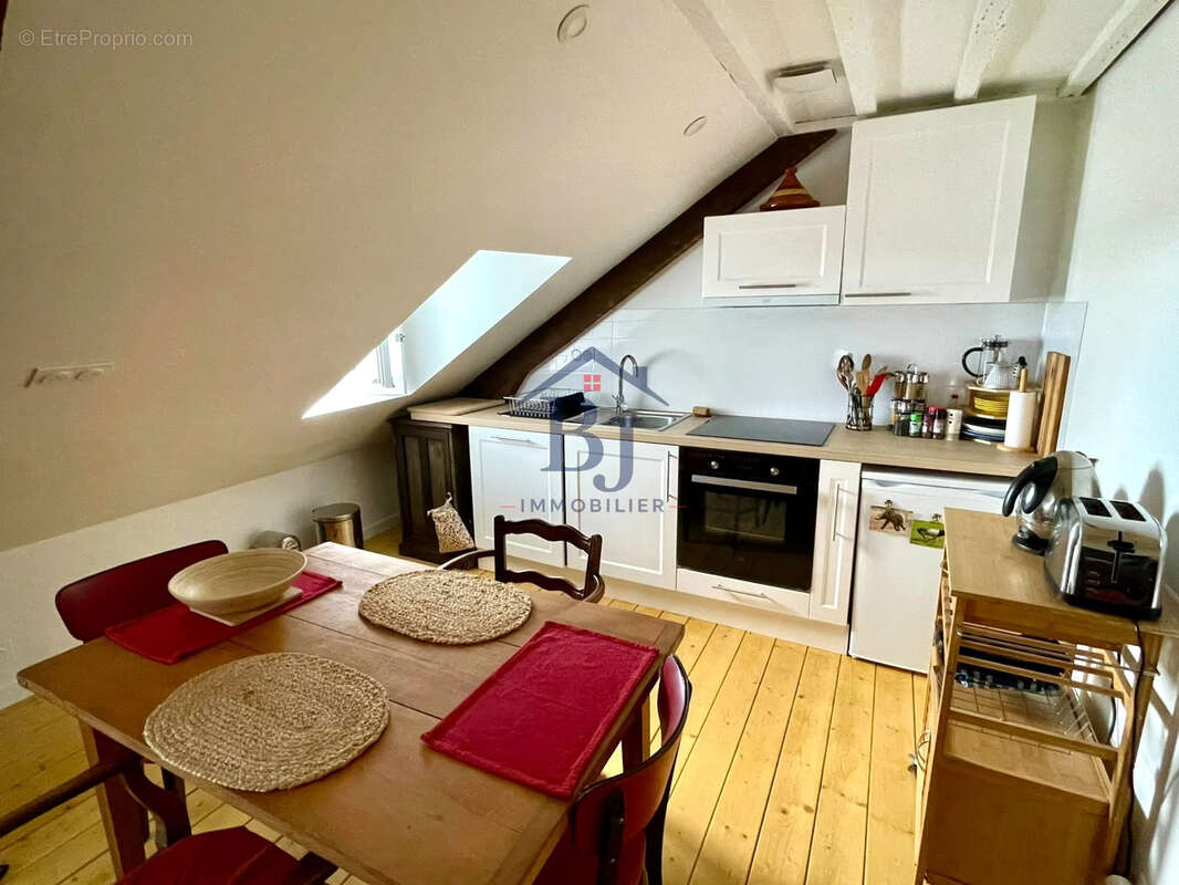 T3 de 58 m2 au sol rénové avec charme - Centre historique - photo 4