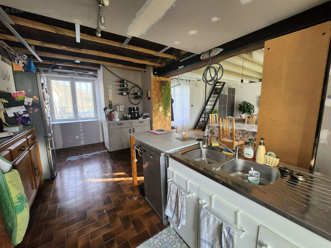Maison en pierre avec dépendances et fort potentiel - photo 7
