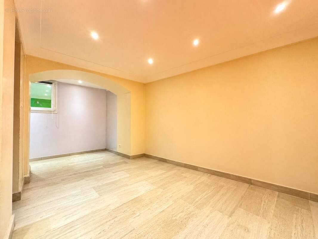 Commerce 99 m² à Paris-11e  - photo 9