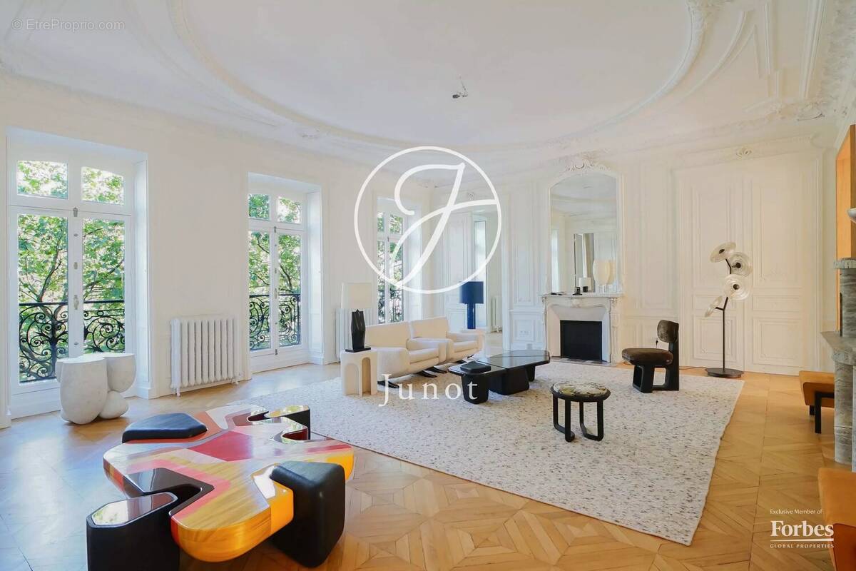 Appartement à PARIS-8E